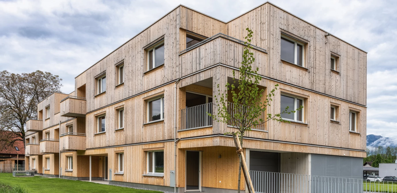 Nachhaltiges Zuhause mit tollem Wohnkomfort: die 14 leistbaren Wohnungen von Wohnbauselbsthilfe und Rhomberg Bau im Rankweiler Andreasweg.